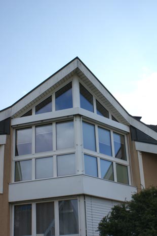 Holz-Metall-Fenster in Dachschräge