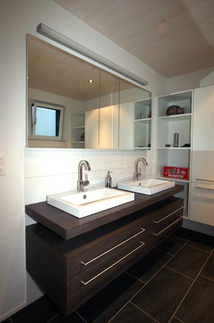Bademöbel in Nussbaumdecor